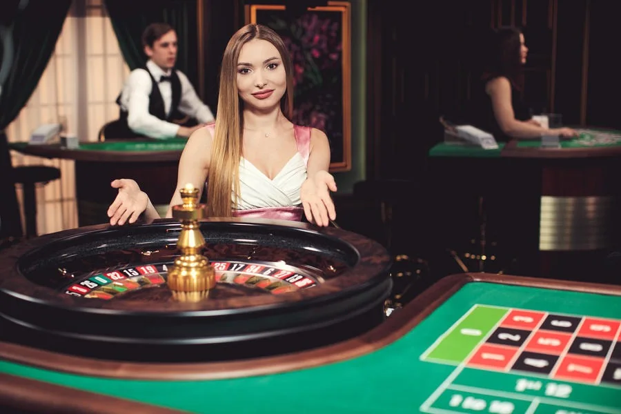 Dealer memandu permainan kartu di ruang kasino live
